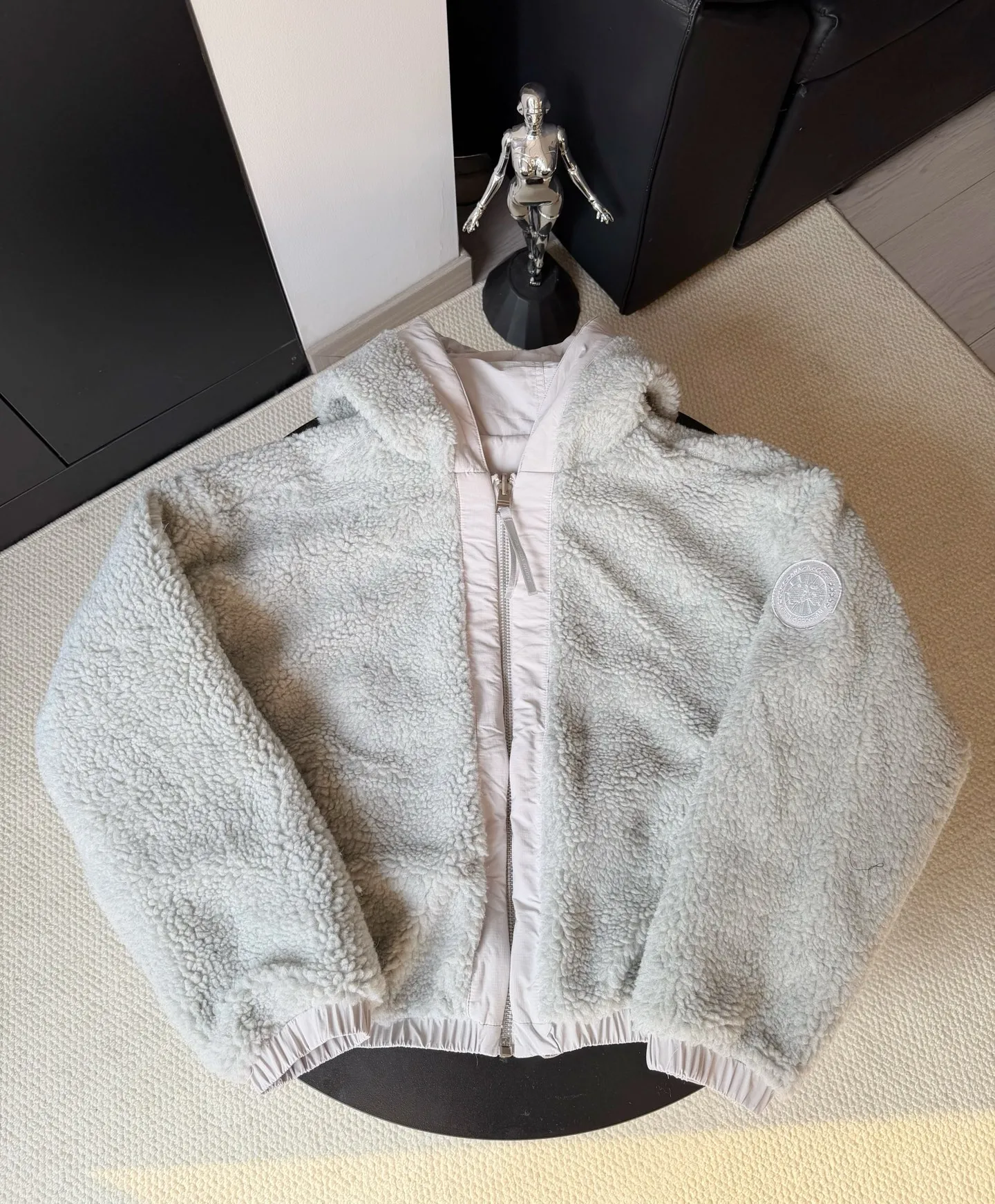P800 canada goose/大GOose 25 reversible lamb wool flight jacket. It can be worn as a front or back and can be reshaped in any way. The inside and outside are the same color. The embroidered label pattern on the sleeve wall is limited. One side is made of lamb wool. It is delicate and gentle. The plush texture is light and full! The inner lining is polyester, which instantly transforms into an outdoor sports style! Basic neutral style can be combined at will, the most practical size: S M L Color: gray khaki black